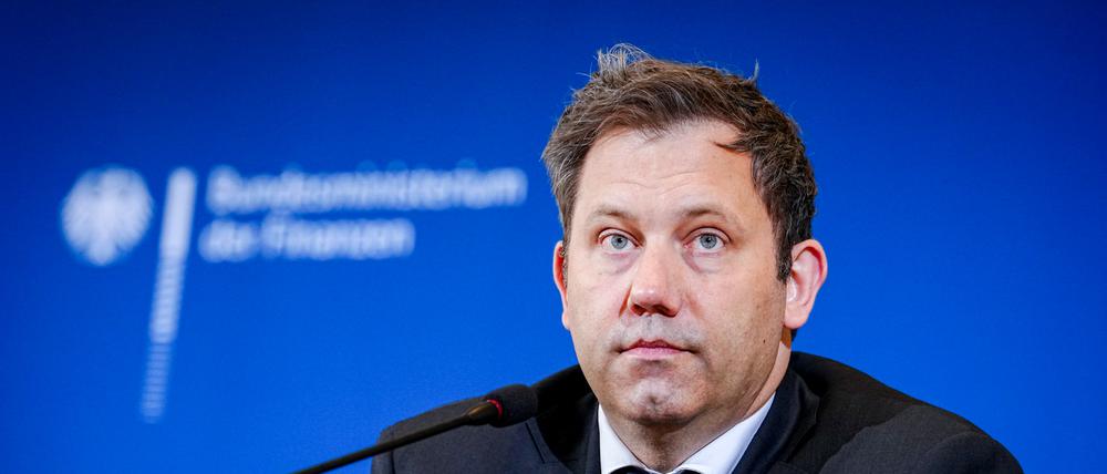 Nach wie vor größer Löcher im Haushalt: Finanzminister Lars Klingbeil (SPD) steht unter Druck.