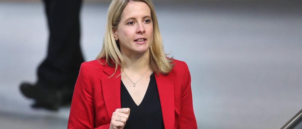 Bauministerin Verena Hubertz (SPD) kommt zu einer Sitzung des Bundestags.
