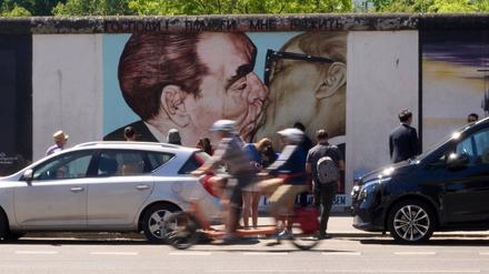 Der Bruderkuss oder Bruderkussgemälde bezeichnet, ist ein Graffito von Dmitri Wrubel und Teil der East Side Gallery in Berlin. Es gehört zu den bekanntesten Gemälden an der Berliner Mauer. Das 1990 entstandene Kunstwerk zeigt Leonid Breschnew und Erich Honecker beim Bruderkuss Berlin.