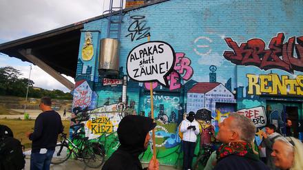 „Alpakas statt Zäune“ fordert ein Gegner des Zaunbaus um den Görlitzer Park.