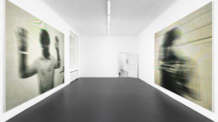 Blick in Anne Imhofs aktuelle Ausstellung “Cold Hope“ in der Galerie Buchholz.