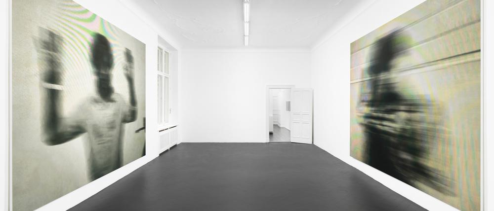Blick in Anne Imhofs aktuelle Ausstellung “Cold Hope“ in der Galerie Buchholz.