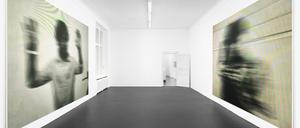 Blick in Anne Imhofs aktuelle Ausstellung “Cold Hope“ in der Galerie Buchholz.