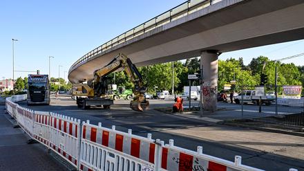 Die Sperrung der Brücke an der Wuhlheide hat große Verkehrsprobleme zur Folge. (Archivbild) 