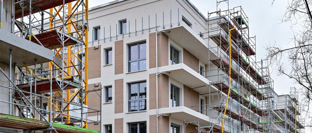 Eine Baustelle mit neuen Wohnungen in Mehrfamilienhäusern ist in Frankfurt/Oder zu sehen.