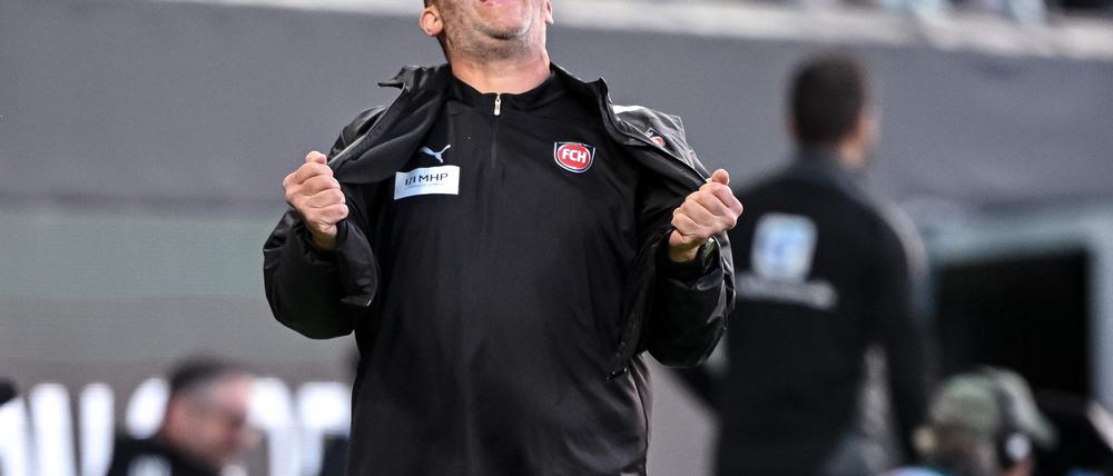 Nichts für schwache Nerven: Heidenheims Trainer Frank Schmidt beim Hinspiel.