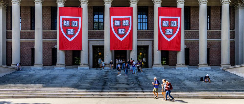 Studierende stehen vor dem Harry Elkins Widener Memorial Library der Harvard University. Seit Wochen stemmt sich die Universität gegen den Druck der Trump-Regierung. 