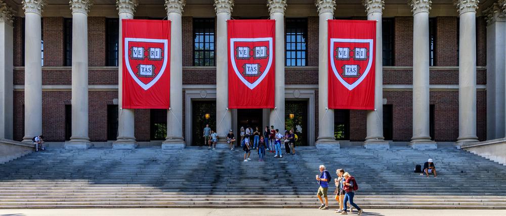 Studierende vor einer Bibliothek auf dem Campus der Harvard-Universität (Archivbild von 2024).