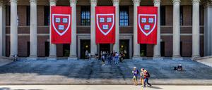 Studierende stehen vor dem Harry Elkins Widener Memorial Library der Harvard University. Seit Wochen stemmt sich die Universität gegen den Druck der Trump-Regierung. 