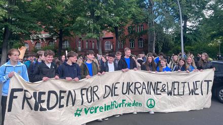 Schülerinnen und Schüler des Lilienthal-Gymnasiums demonstrieren für „Frieden, Freiheit und Menschlichkeit“