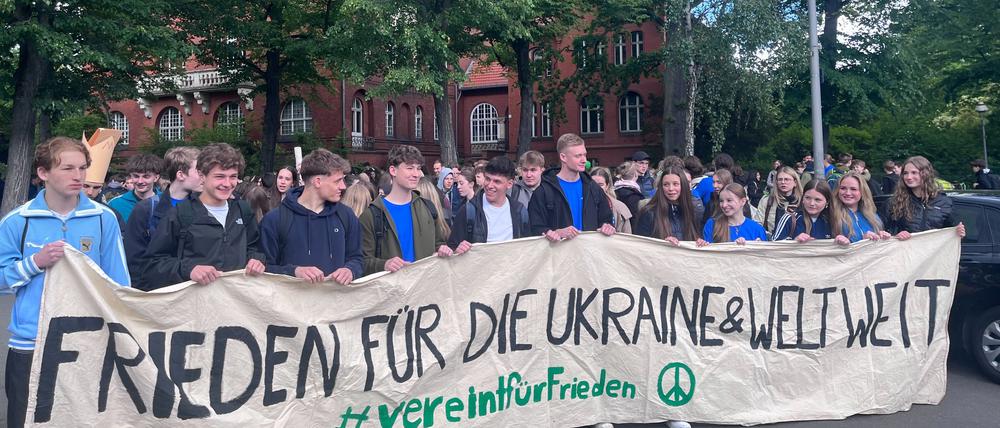 Schülerinnen und Schüler des Lilienthal-Gymnasiums demonstrieren für „Frieden, Freiheit und Menschlichkeit“