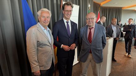 Vor dem Spargelessen der Berliner Pressekonferenz. 
Klaus Wowereit, Hendrik Wüst, Walter Momper.