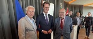Vor dem Spargelessen der Berliner Pressekonferenz. 
Klaus Wowereit, Hendrik Wüst, Walter Momper.