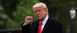 US-Präsident Donald Trump hebt eine Faust, als er das Weiße Haus verlässt (Archivbild).