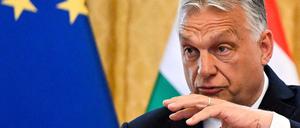 Der ungarische Premierminister Viktor Orban gestikuliert während einer Pressekonferenz mit dem slowakischen Premierminister Robert Fico (nicht im Bild) in Bratislava, Slowakei, am 28. April 2025.