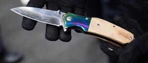 Auch Kinder und Jugendliche fallen durch Straftaten mit Messern auf.