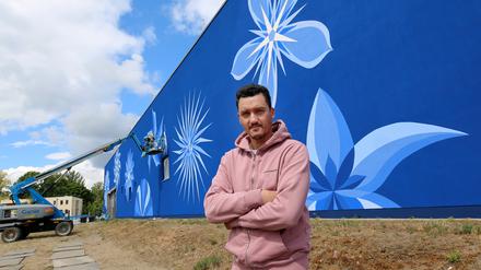 Der südafrikanische Künstler Robin Rhode hat das Kunstwerk für die Südfassade des blu entwickelt.