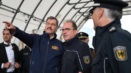 Bundesinnenminister Alexander Dobrindt (M.) und Bayerns Ministerpräsident Markus Söder (l., beide CSU) machen sich am Grenzübergang Inntal Ost ein Bild von den Kontrollen.