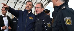 Bundesinnenminister Alexander Dobrindt (M.) und Bayerns Ministerpräsident Markus Söder (l., beide CSU) machen sich am Grenzübergang Inntal Ost ein Bild von den Kontrollen.