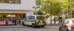 Die Polizei steht vor einer Grundschule im Berliner Bezirk Spandau, während Schüler am Morgen zur Schule kommen. 