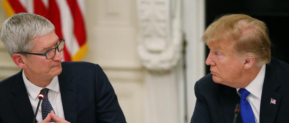 Apple-CEO Tim Cook spricht, während er und US-Präsident Donald Trump in dessen erster Amtszeit an einer Sitzung teilnehmen (Archivbild).