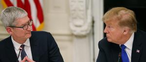 Apple-CEO Tim Cook spricht, während er und US-Präsident Donald Trump in dessen erster Amtszeit an einer Sitzung teilnehmen (Archivbild).