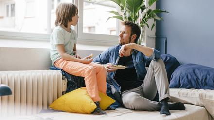 Vater und Sohn beim Gespräch auf der Couch