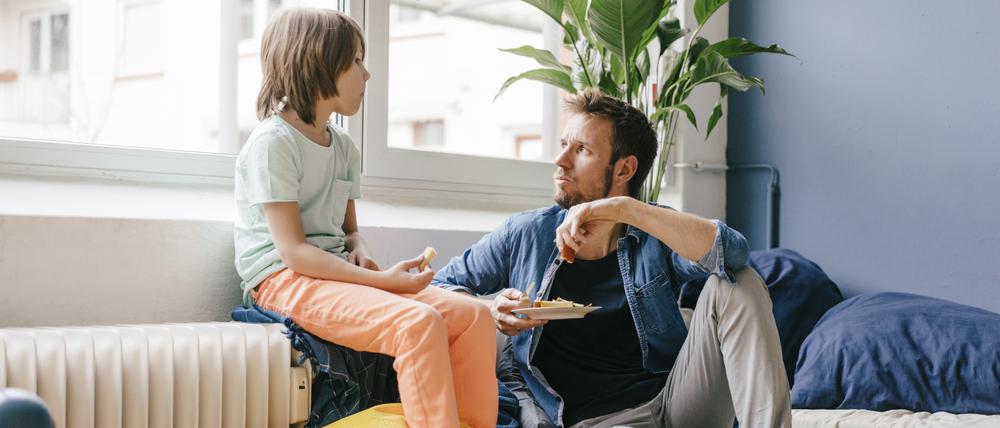 Vater und Sohn beim Gespräch auf der Couch