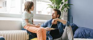 Vater und Sohn beim Gespräch auf der Couch