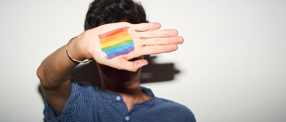 Schwule Lehrer erzählen von Homofeindlichkeit an der Schule und worauf es im Kampf dagegen ankommt.