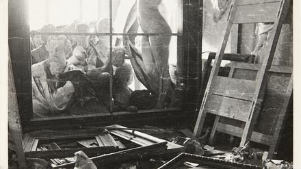 Während der deutschen Besatzung beschädigte Kunstwerke im Nationalmuseum in Warschau, 1945.