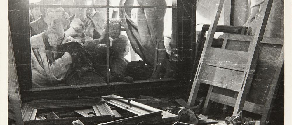 Während der deutschen Besatzung beschädigte Kunstwerke im Nationalmuseum in Warschau, 1945.