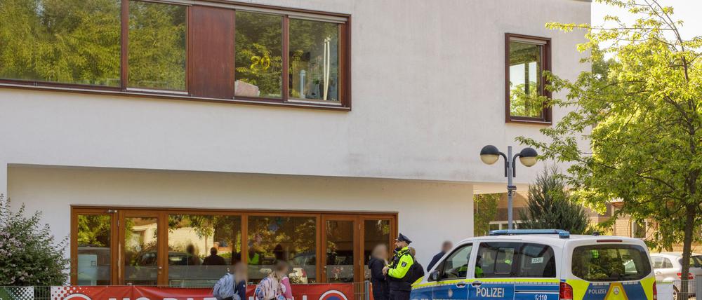 Die Polizei steht vor einer Grundschule im Berliner Bezirk Spandau, während Schüler am Morgen zur Schule kommen. 
