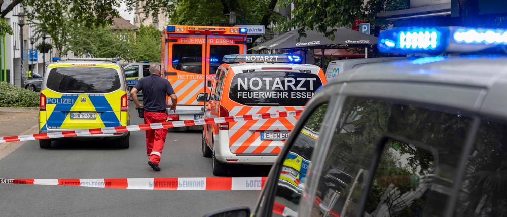 23.05.2025, Nordrhein-Westfalen, Essen: Einsatzfahrzeuge stehen auf einer Straße. Nach Schüssen in der Essener Innenstadt fahndet die Polizei mit einem Großaufgebot nach den geflohenen Tätern. 