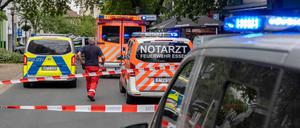 23.05.2025, Nordrhein-Westfalen, Essen: Einsatzfahrzeuge stehen auf einer Straße. Nach Schüssen in der Essener Innenstadt fahndet die Polizei mit einem Großaufgebot nach den geflohenen Tätern.