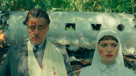 Benicio Del Toro als Zsa-Zsa Korda und Mia Threapleton as Liesl in einer Szene des Films „Der phönizische Meisterstreich“