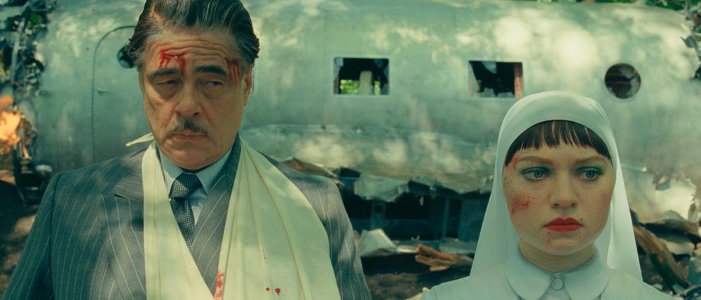 Benicio Del Toro als Zsa-Zsa Korda und Mia Threapleton as Liesl in einer Szene des Films „Der phönizische Meisterstreich“