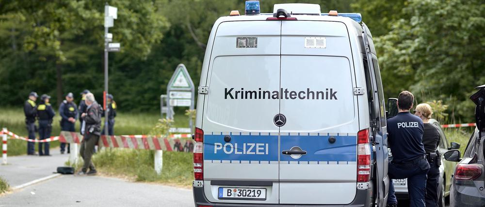 Einsatzkräfte der Polizei und Kriminaltechnik waren am 11. Mai im Stadtteil Gropiusstadt im Einsatz, wo ein toter Säugling gefunden wurde. (Archivbild)