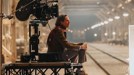 Wes Anderson am Babelsberger Set von „Der phönizische Meisterstreich“.