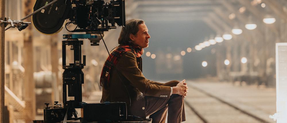 Wes Anderson am Babelsberger Set von „Der phönizische Meisterstreich“.