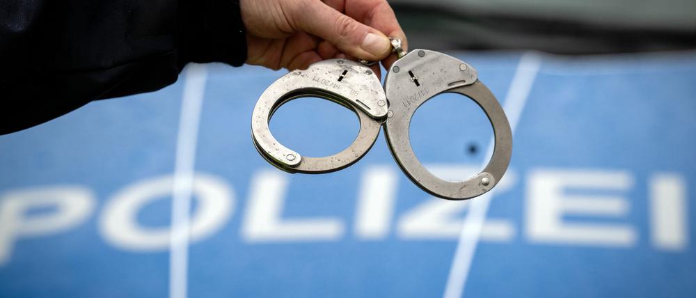 Die falschen Polizistinnen wurden von echten Polizisten festgenommen. (Archivbild)