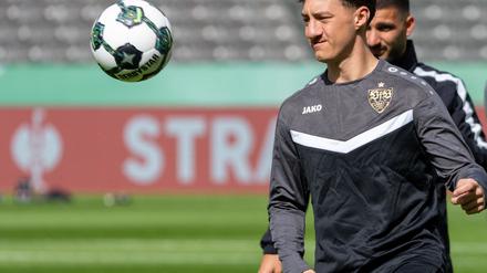 Mittelfeldstratege Angelo Stiller war nach seiner Bänderverletzung beim Abschlusstraining des VfB Stuttgart im Berliner Olympiastadion dabei.