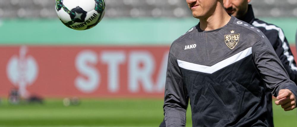 Mittelfeldstratege Angelo Stiller war nach seiner Bänderverletzung beim Abschlusstraining des VfB Stuttgart im Berliner Olympiastadion dabei.