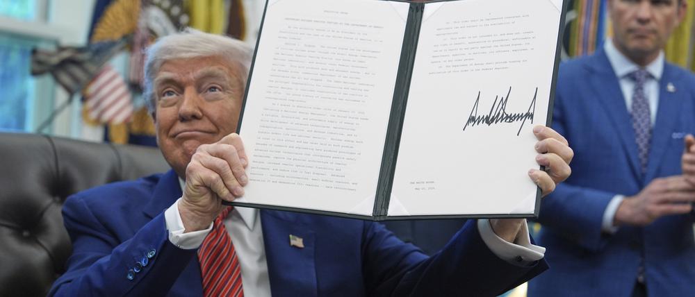Donald Trump unterzeichnet im Oval Office des Weißen Hauses in Washington eine Executive Order zu Atomreaktortests.