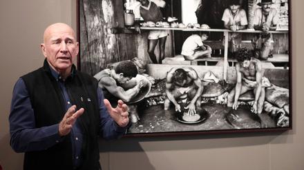 Sebastião Salgado bei einer Ausstellung seiner Fotografien von Arbeitern in der Goldmine in der Serra Pelada.