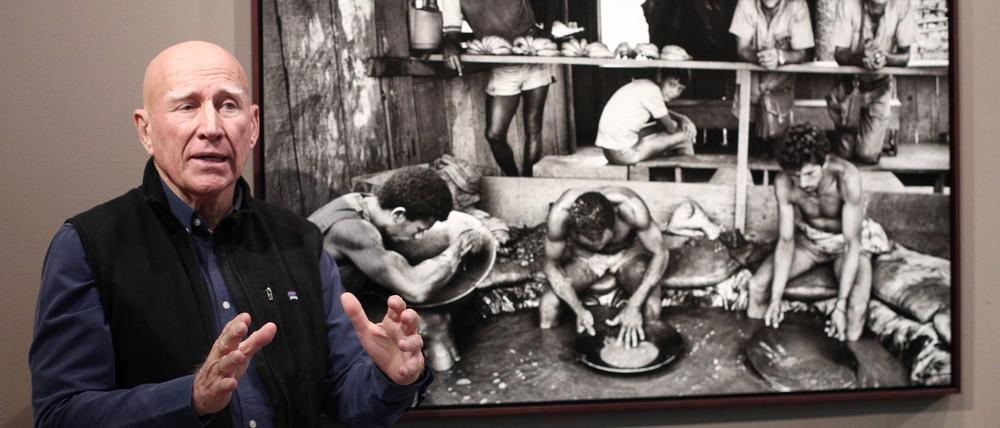 Sebastião Salgado bei einer Ausstellung seiner Fotografien von Arbeitern in der Goldmine in der Serra Pelada.