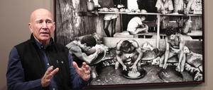 Sebastião Salgado bei einer Ausstellung seiner Fotografien von Arbeitern in der Goldmine in der Serra Pelada.