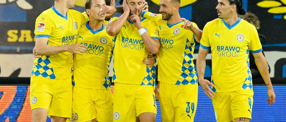 Eintracht Braunschweig hat das Relegationshinspiel zur 2. Bundesliga beim 1. FC Saarbrücken gewonnen.