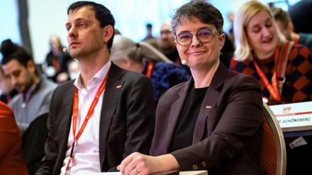 Die beiden SPD-Landesvorsitzenden Martin Hikel und Nicola Böcker-Giannini begrüßen beim Landesparteitag die Delegierten. (Archivfoto) 
