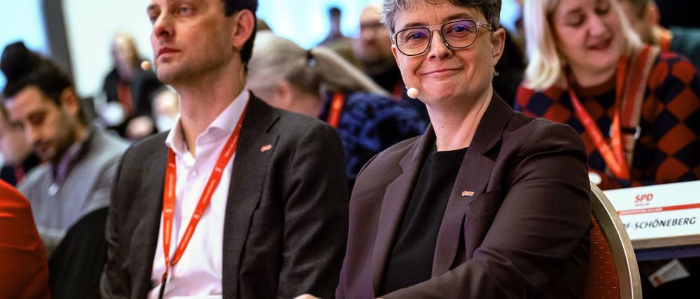 Die beiden SPD-Landesvorsitzenden Martin Hikel und Nicola Böcker-Giannini begrüßen beim Landesparteitag die Delegierten. (Archivfoto)